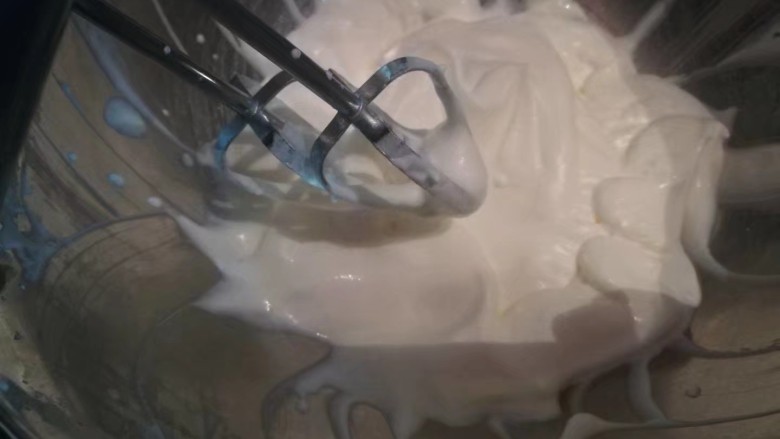 百香果奶冻,出现明显纹路后改为2-3档打发，切切避免打发过度