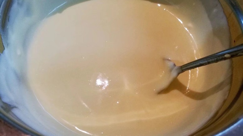 百香果奶冻,将吉利丁液倒入奶油奶酪液中搅拌均匀