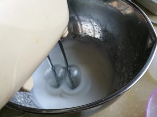 百香果奶冻,高速打发，分三次加入细砂糖30克。