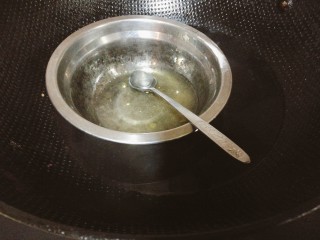 百香果奶冻,隔水小火加热至完全融化无颗粒，冷却至室温