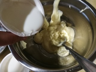 百香果奶冻,冷却后将酸奶倒入融化的奶油奶酪中，搅拌均匀