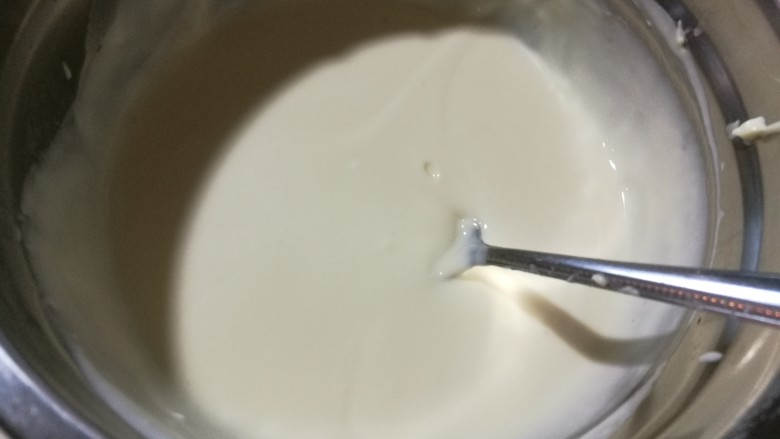 百香果奶冻,将打发的奶油加入酸奶奶酪糊中，搅拌均匀，过筛，以确保慕斯叶更加细腻。入冰箱冷藏。