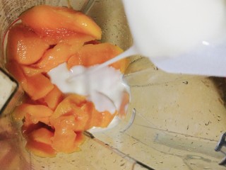 杨枝甘露,取一半芒果肉加椰浆、牛奶、奶油