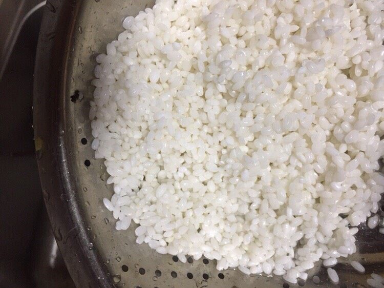 糯小米蒸排骨,浸泡好的糯米沥干水分，此时可以准备蒸锅加入水烧水了