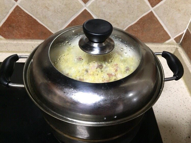 糯小米蒸排骨,将拌好的小米排骨放入蒸锅，加盖上汽后整一小时或者一小时三十分钟