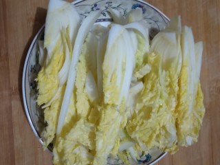 鲜香浓郁的蛋黄娃娃菜豆腐汤,将洗好的娃娃菜切成长条。