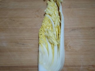 鲜香浓郁的蛋黄娃娃菜豆腐汤,看一下细节图，切好的长条，区别于平时做醋溜白菜的形状，一个是片状，一个是块状。