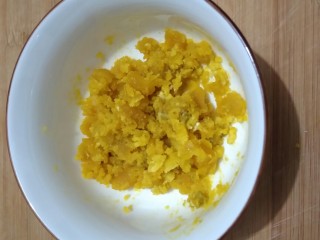鲜香浓郁的蛋黄娃娃菜豆腐汤,取出蛋黄捣碎。