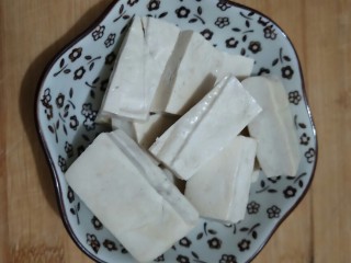 鲜香浓郁的蛋黄娃娃菜豆腐汤,将豆腐切成大小相等的小长条备用。