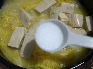 鲜香浓郁的蛋黄娃娃菜豆腐汤,放入半勺盐再煮一分钟左右入味。