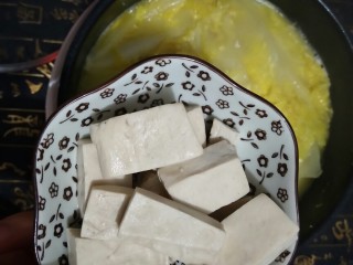 鲜香浓郁的蛋黄娃娃菜豆腐汤,娃娃菜变软的时候加入豆腐小火煮开。