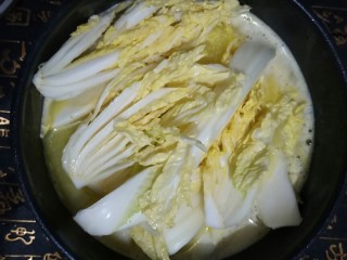 鲜香浓郁的蛋黄娃娃菜豆腐汤,水开后加入娃娃菜。