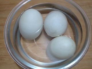 鲜香浓郁的蛋黄娃娃菜豆腐汤,取出事先煮好的咸鸭蛋。