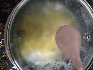 鲜香浓郁的蛋黄娃娃菜豆腐汤,放入一碗水烧开。