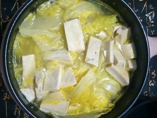 鲜香浓郁的蛋黄娃娃菜豆腐汤,关火。
