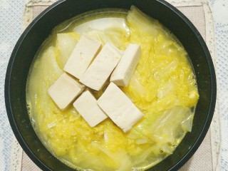 鲜香浓郁的蛋黄娃娃菜豆腐汤,装碗就可以开吃了😊！