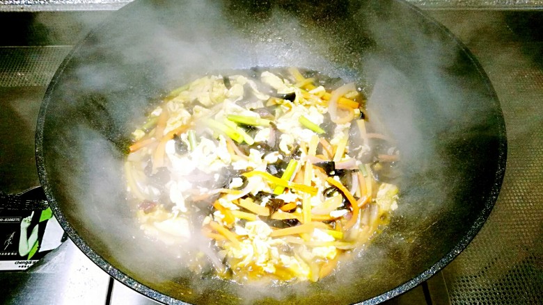 鱼香鸡蛋,倒入鱼香汁大火烧开，小火焖2分钟左右使食材入味