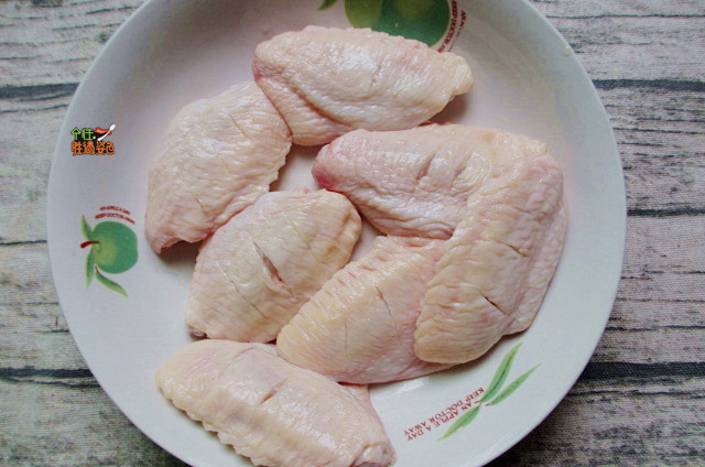 蒜香干煸鸡翅,将中翅洗净后，用刀在表皮上割几个口子，以便入味