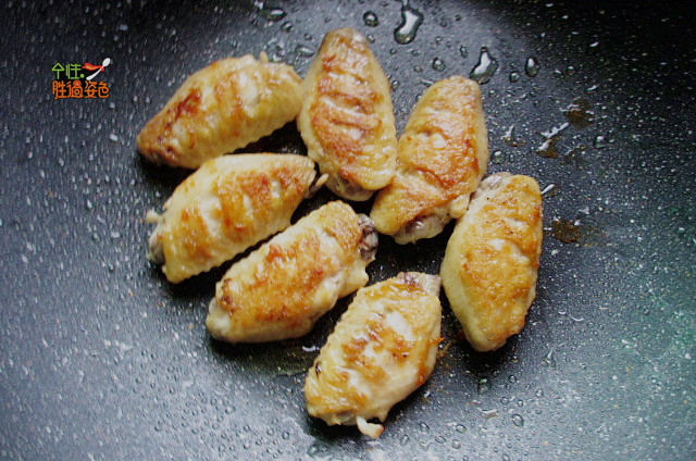 蒜香干煸鸡翅,将鸡翅两面煎至表皮起酥皮，鸡翅盛出