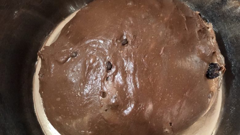 天然酵种巧克力蔓越莓吐司,面团整圆在28度环境下进行第一次发酵。