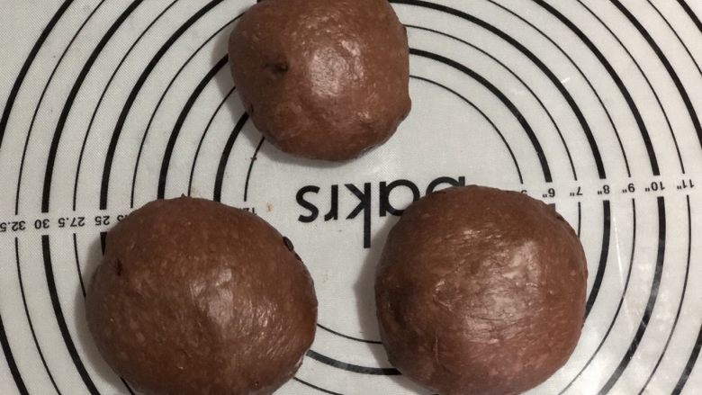 天然酵种巧克力蔓越莓吐司,不用排气，分成3份，滚圆。