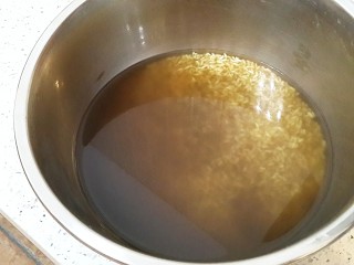 古法特制、天然植物碱水粽,过滤好的碱水和洗净的糯米一起泡半天。