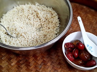 古法特制、天然植物碱水粽,喜欢的可以在中间包上蜜枣。