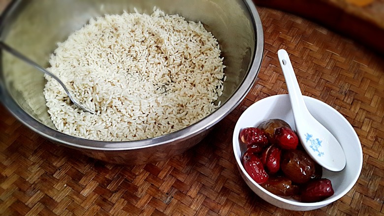 古法特制、天然植物碱水粽,喜欢的可以在中间包上蜜枣。