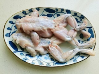 干锅牛蛙,牛蛙去除内脏，皮和脚趾。
