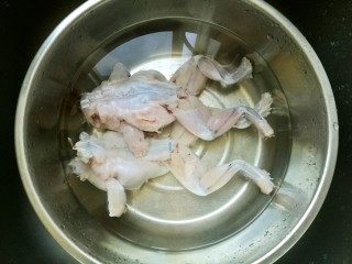干锅牛蛙,牛蛙洗净后用清水浸泡十分钟，捞出控水。