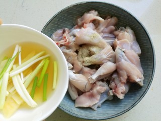 干锅牛蛙,切好的牛蛙放在碗中，加入生抽，盐，白胡椒粉，再倒入一些葱姜酒。
