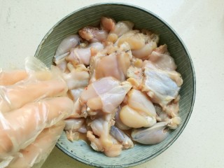 干锅牛蛙,戴上一次性手套抓匀后腌制二十分钟。
