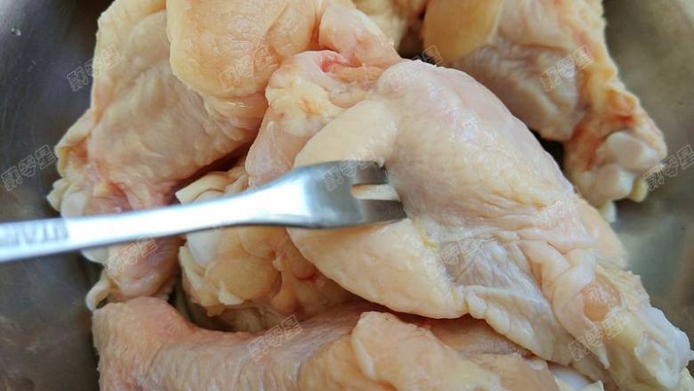 炸鸡,用叉子或者牙签在翅根上插些洞，便于入味
