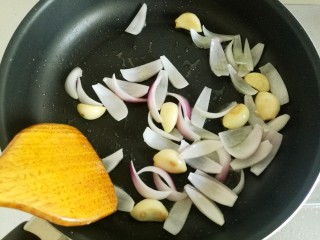干锅牛蛙,然后加入洋葱丝翻炒。