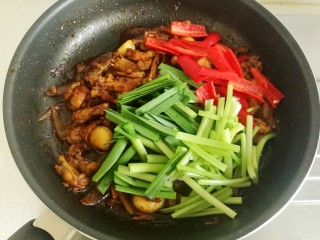 干锅牛蛙,最后加入青蒜，红尖椒和芹菜。