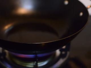 海鲜肉末生菜盏,点火坐锅，热锅凉油。