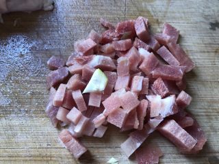 海鲜肉末生菜盏,肉切成与笋丁差不多大小。