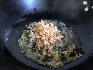 海鲜肉末生菜盏,再下干贝虾米，也炒干水分。