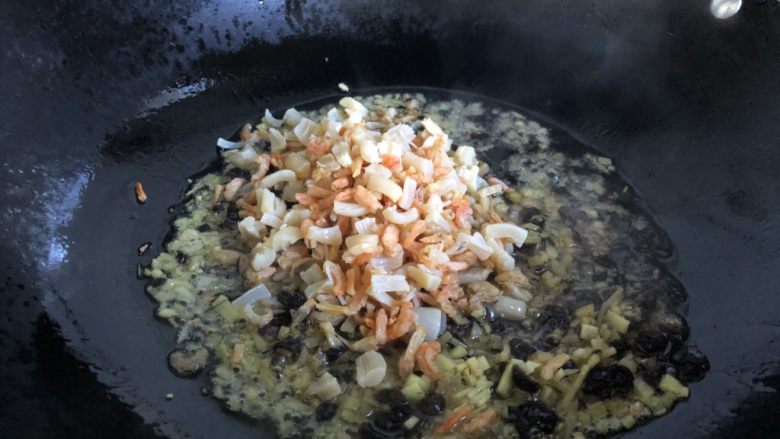 海鲜肉末生菜盏,再下干贝虾米，也炒干水分。