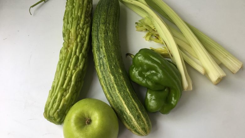 五青汁,准备好所有食材。生吃蔬菜首先要选择新鲜的蔬菜、尽量选绿色无公害产品，食用前用盐水浸泡10分钟，能去掉部分有害物质。