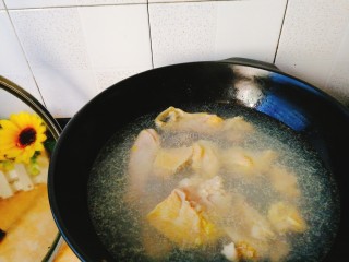 为爱煲养+香菇蛏干鸡汤,烧开后倒入鸡肉焯水