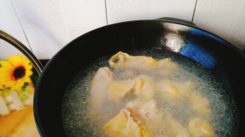 为爱煲养+香菇蛏干鸡汤,烧开后倒入鸡肉焯水