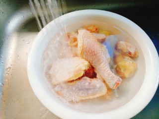 为爱煲养+香菇蛏干鸡汤,将切好的鸡肉冲洗干净