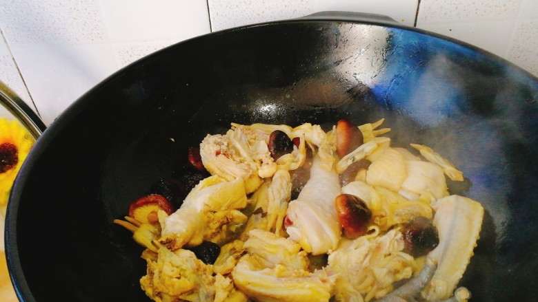 为爱煲养+香菇蛏干鸡汤,小火焖10分钟完全入味