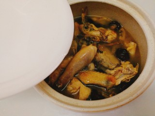 为爱煲养+香菇蛏干鸡汤,注入清水