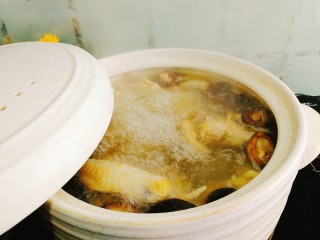 为爱煲养+香菇蛏干鸡汤,大火煮15分钟