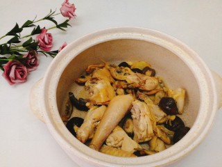 为爱煲养+香菇蛏干鸡汤,倒入砂锅里
