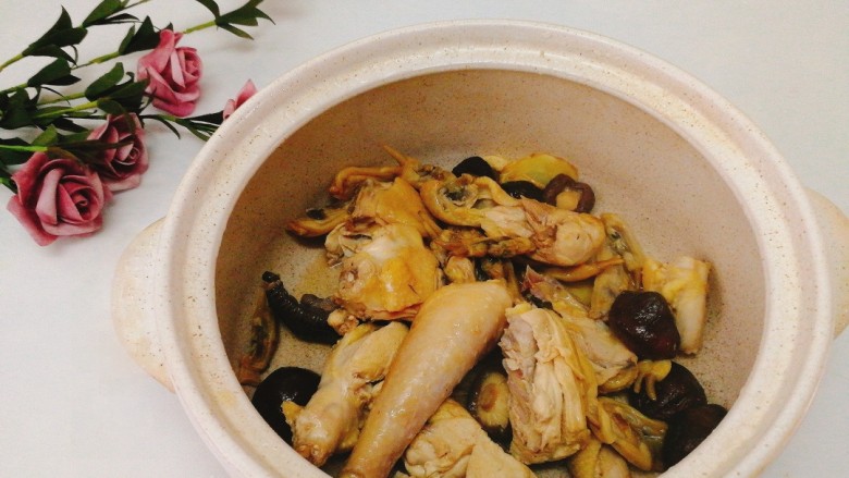 为爱煲养+香菇蛏干鸡汤,倒入砂锅里