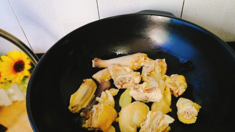 为爱煲养+香菇蛏干鸡汤,倒入鸡肉