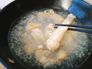 为爱煲养+香菇蛏干鸡汤,一个个夹出来放碗里备用